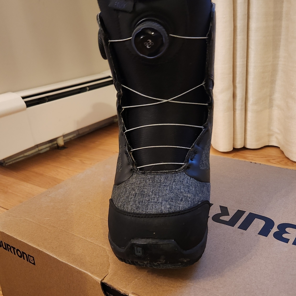 Gray Snowboard Boots with Black Accents - Picture 4 of 7